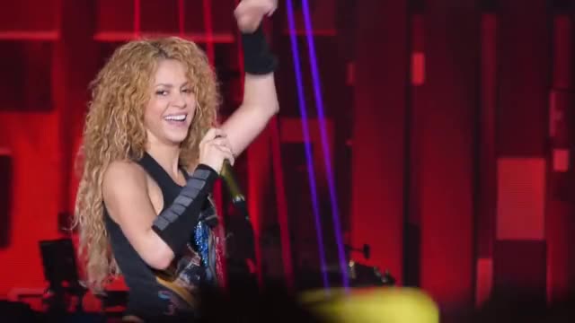Shakira jiggling her ass (bonus in comments)