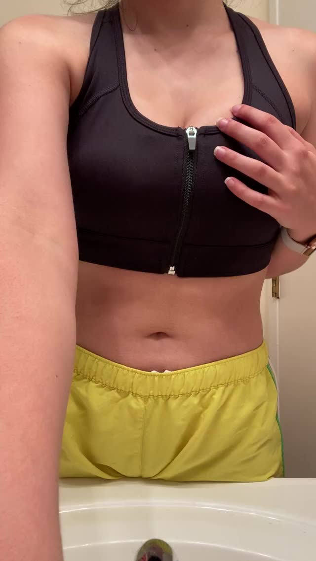 Just another sports bra reveal ?