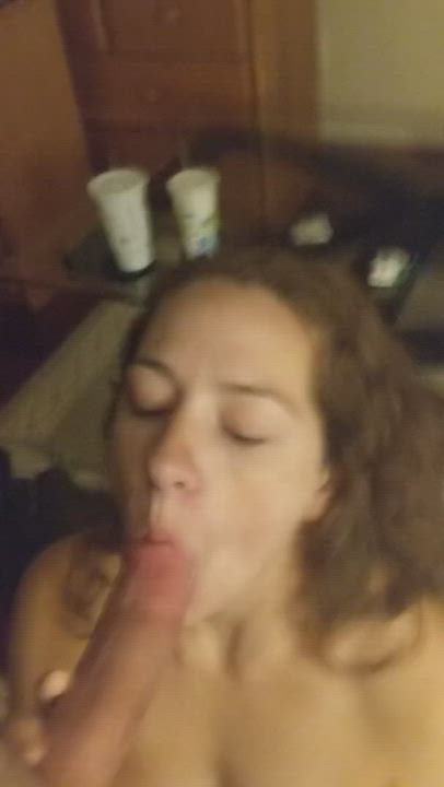 Curly headed whore sucks white dick