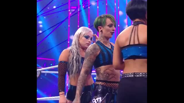 Liv Morgan slap Ruby Riott booty