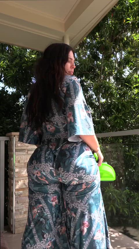 big ass phat ass shaking white girl thick-booty gif