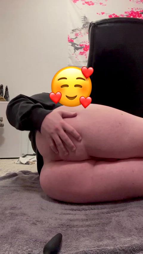 [18] Any daddys who wanna add some cream to my cake ;)