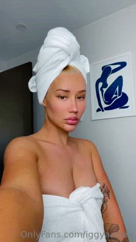 big tits celebrity cleavage fake tits iggy azalea onlyfans gif