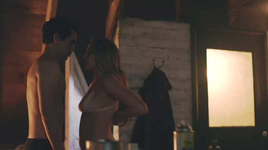 celebrity elisabeth moss tits gif