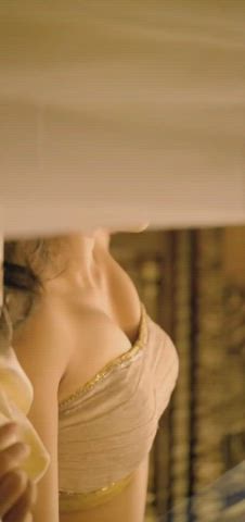 Anushka Shetty's Voluptuous Boobs popout from Rudhramadevi