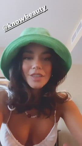 Cleavage Natural Tits Vanessa Hudgens gif