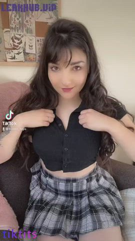 Who wants to fuck a naked TikTok beefy beauty?