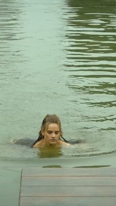 Noémie Schmidt in Versailles (CROPPED