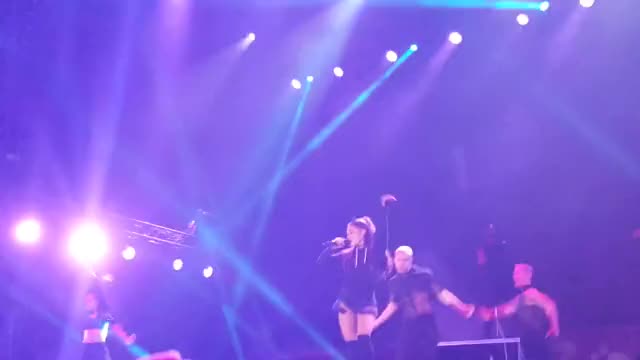 Ariana Grande Hands On Me Live Argentina