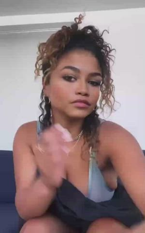 Zendaya with huge tits😍