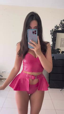 Do you think pink looks good on me?
