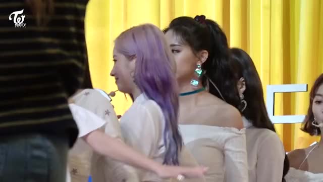 Tzuyu noticing the cam