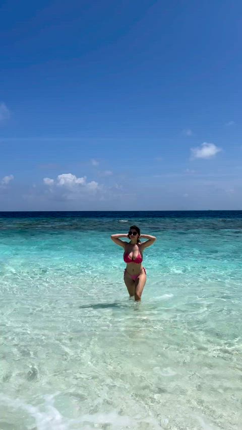 🇮🇹 Epic Italian Girl with pink bikini