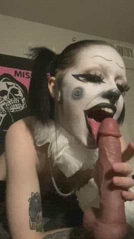 your hot clown bitch loves to give head 🖤🎈