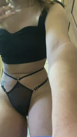 ? 18 yo with a big booty ? ? I love rating dicks 8==D?? ? Solo play ? Custom content