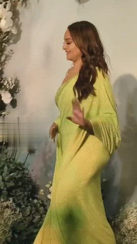 Sonakshi Sinha faulting her meaty ass