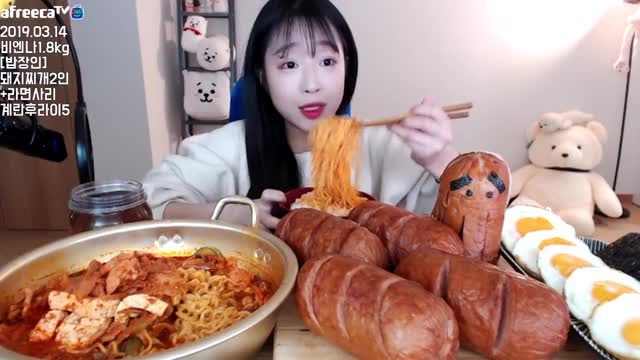 쯔양_초대형비엔나 돼지고기김치찌개 계란후라이 먹방-2