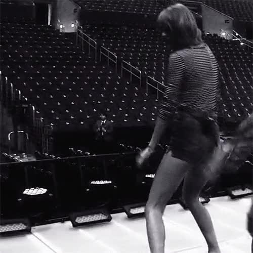 Taytay shaking it