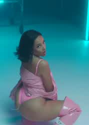 Doja Cat shaking that fat ass for us