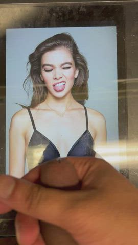 Hailee Steinfeld looks so disgusted!