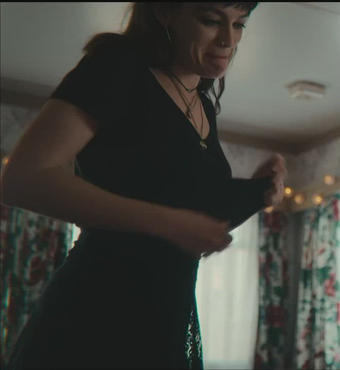 Emma Mackey undressing..look at her boobs🥵