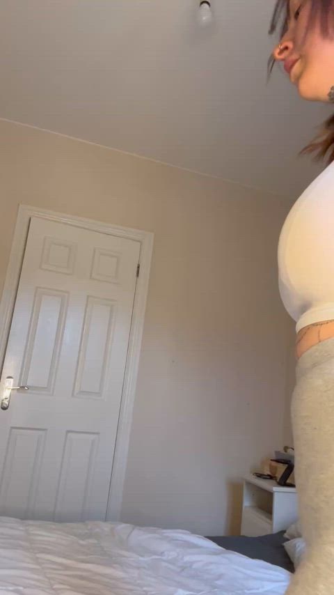 brunette curvy face farting fart fart fetish leggings orgasm amateur-girls real-orgasms