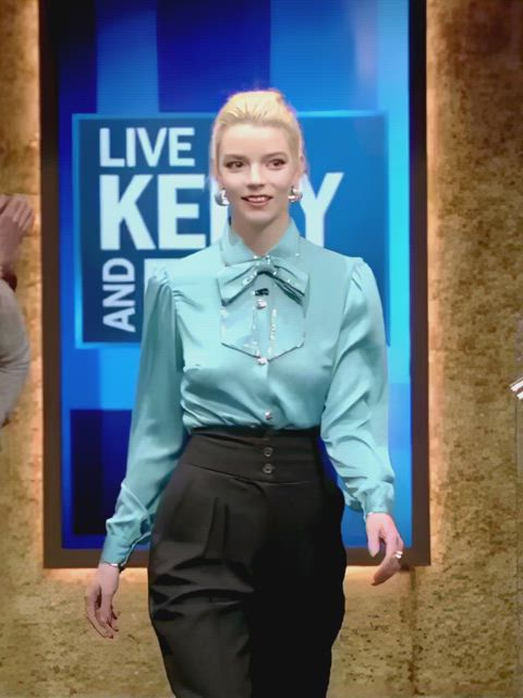 actress blonde bouncing tits braless celebrity pokies gif