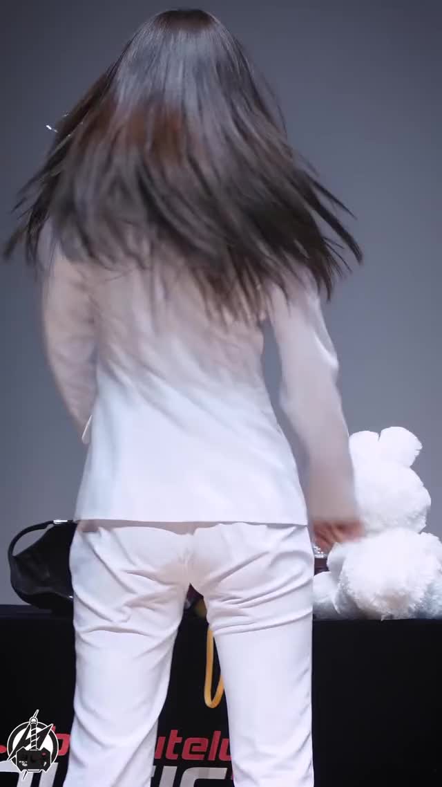 190223 SHOW CLC ELKIE butt