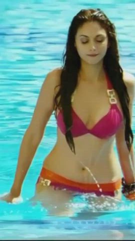 Aditi Rao Hydari navel and belly