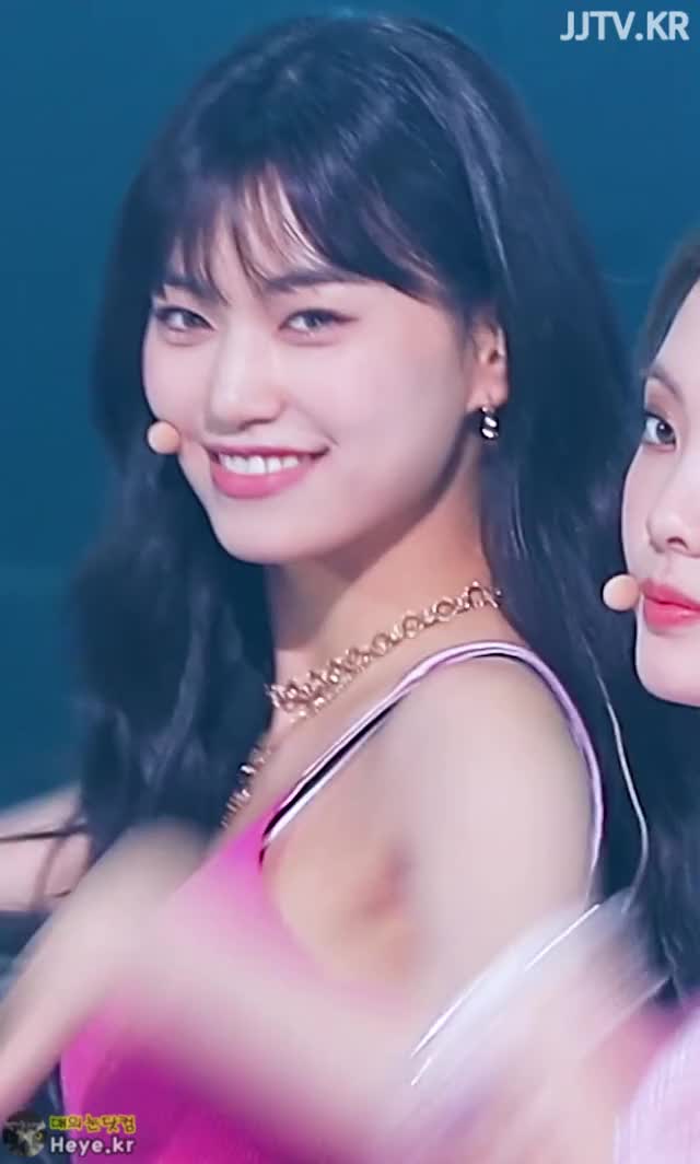 핑크 크롭 민소매 위키미키 김도연 Weki Meki KIM DOYEON