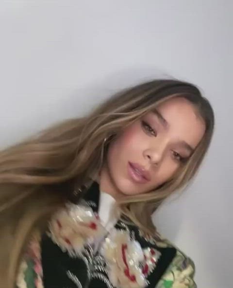 hailee steinfeld sexy sexy voice gif