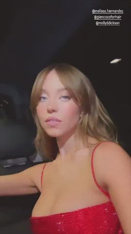 actress big tits blonde celebrity cleavage natural tits sydney sweeney gif