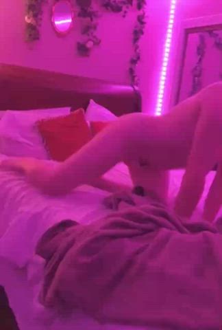 who wants to hit it at the foot of the bed??🥺🍑💕🥵💦💕
