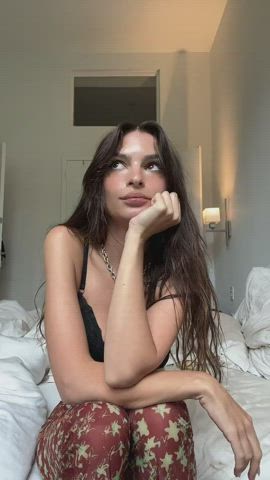 cleavage emily ratajkowski natural tits gif