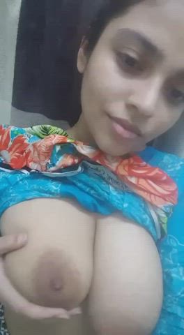 Desi babe ❤️ sucking her own Tits 🤤😍