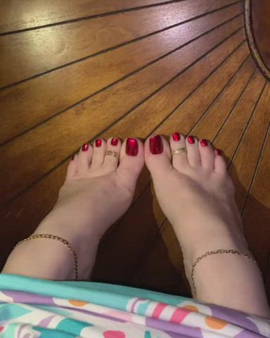 cougar feet foot fetish milf mature tease teasing toes gif