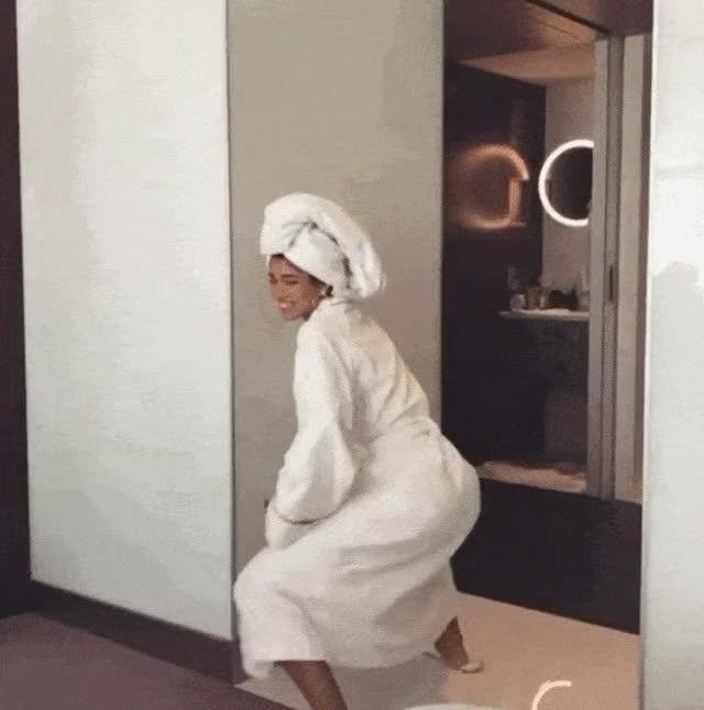 @yoventura twerking in bathrobe 