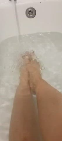 Bathroom Bathtub Feet Legs MILF Mom OnlyFans Toes UK gif