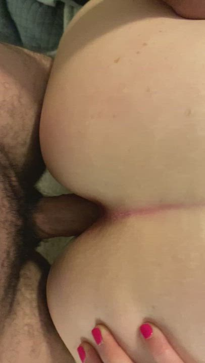 Hubby stretching my ass out! ?