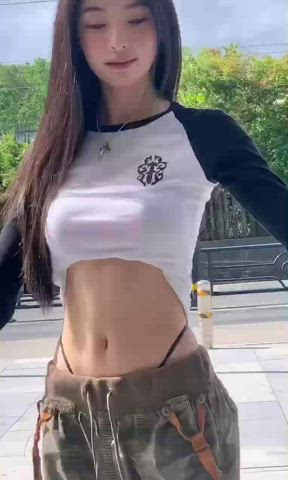 She loves showing off her midriff (yimengling)