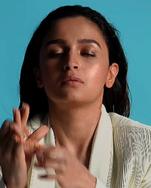 Alia Bhatt ra@nd mommy is ready to take care of our raging boners which she made