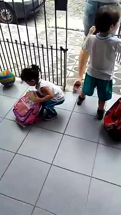 Alice levando o cachorro pra escola