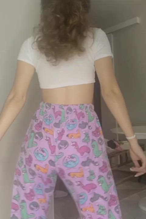 amateur ass big ass brunette bubble butt curly hair dancing teen teens twerking gif