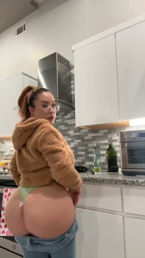 bubble butt kitchen milf gif