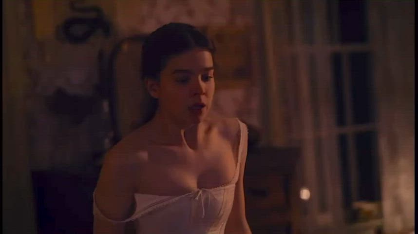 Hailee Steinfeld - Dickinson Season 2