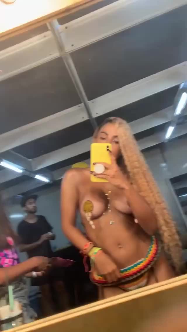 Anitta gif