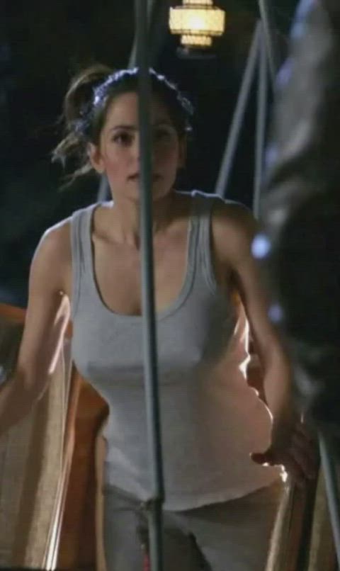 braless pokies sarah shahi watch-it-for-the-plot gif