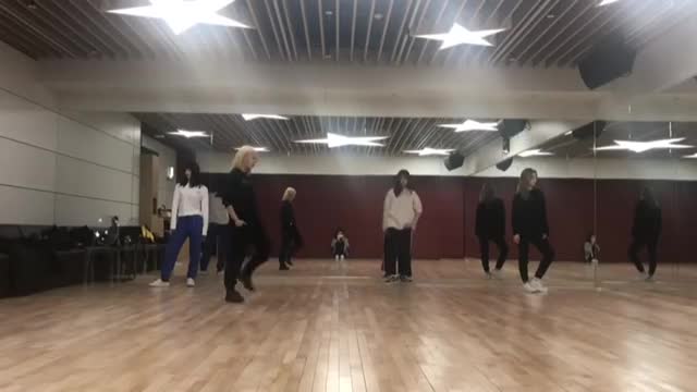 [V LIVE] TWICE 모미다채 "MOVE(TAEMIN)" COVER Dance Practice