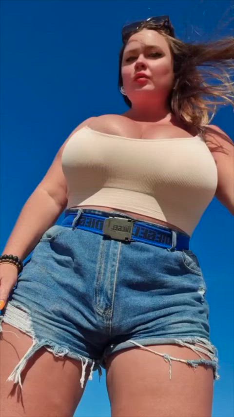 beach big tits boobs huge tits milf natural natural tits tank top wholesome gif