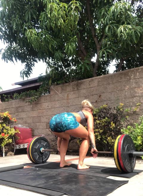 Working on touch & go power cleans in lil blue shorts 💃🏋🏼‍♀️